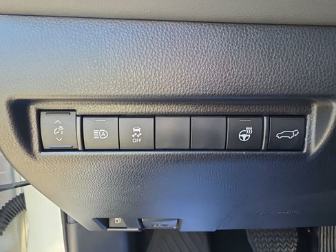 Used 2021 Toyota Venza XLE w/ Softex Package image 22