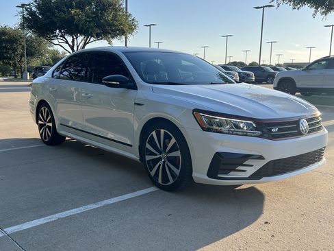Used 2018 Volkswagen Passat 3.6 FWD image 2