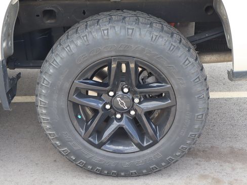 Used 2020 Chevrolet Silverado 1500 LT Trail Boss AWD/4WD image 32