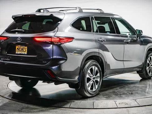 Certified 2022 Toyota Highlander XLE image 6