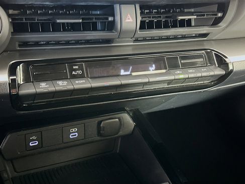 Used 2025 Toyota Prius LE image 24