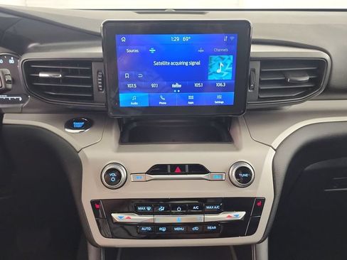Used 2023 Ford Explorer XLT AWD/4WD image 13