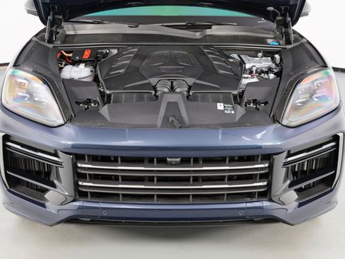 Used 2025 Porsche Cayenne Turbo image 8