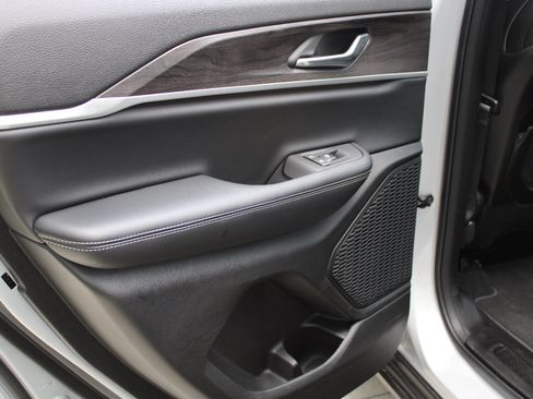 Used 2025 Jeep Grand Cherokee Limited image 30