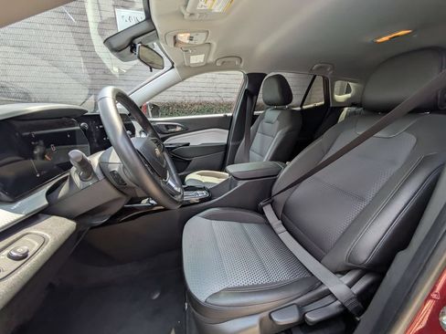 Used 2025 Chevrolet Trax LT w/ LT Convenience Package FWD image 24