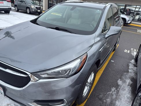 Used 2019 Buick Enclave Essence w/ LPO, Luxury Package image 4