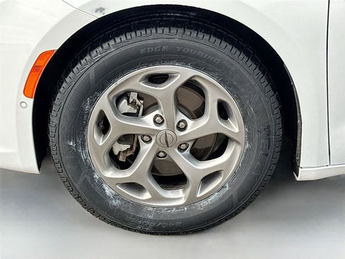 Certified 2024 Chrysler Pacifica Limited FWD image 32