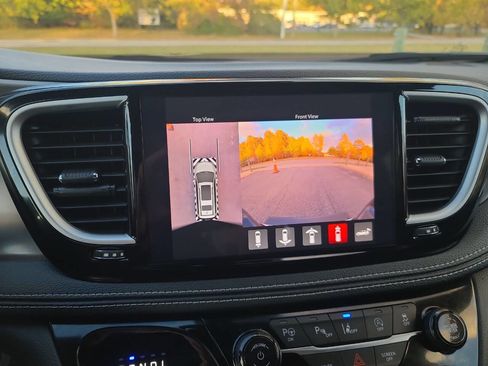 Used 2025 Chrysler Pacifica Select image 16