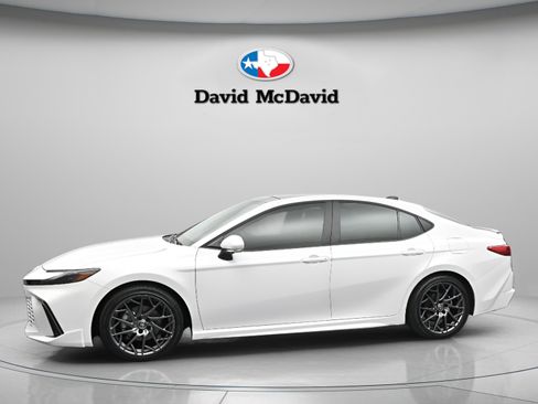 Used 2025 Toyota Camry XLE image 5