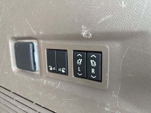 Used 2023 GMC Yukon Denali w/ Advanced Technology Package AWD/4WD image 8