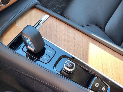 Used 2025 Volvo XC90 B5 Plus w/ Protection Package Premier image 17