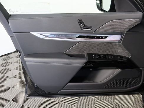 Used 2023 BMW 740i w/ Parking Assistance Package RWD image 11