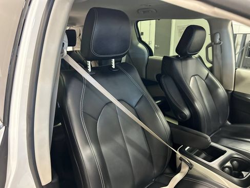 Used 2023 Chrysler Pacifica Touring-L FWD image 32