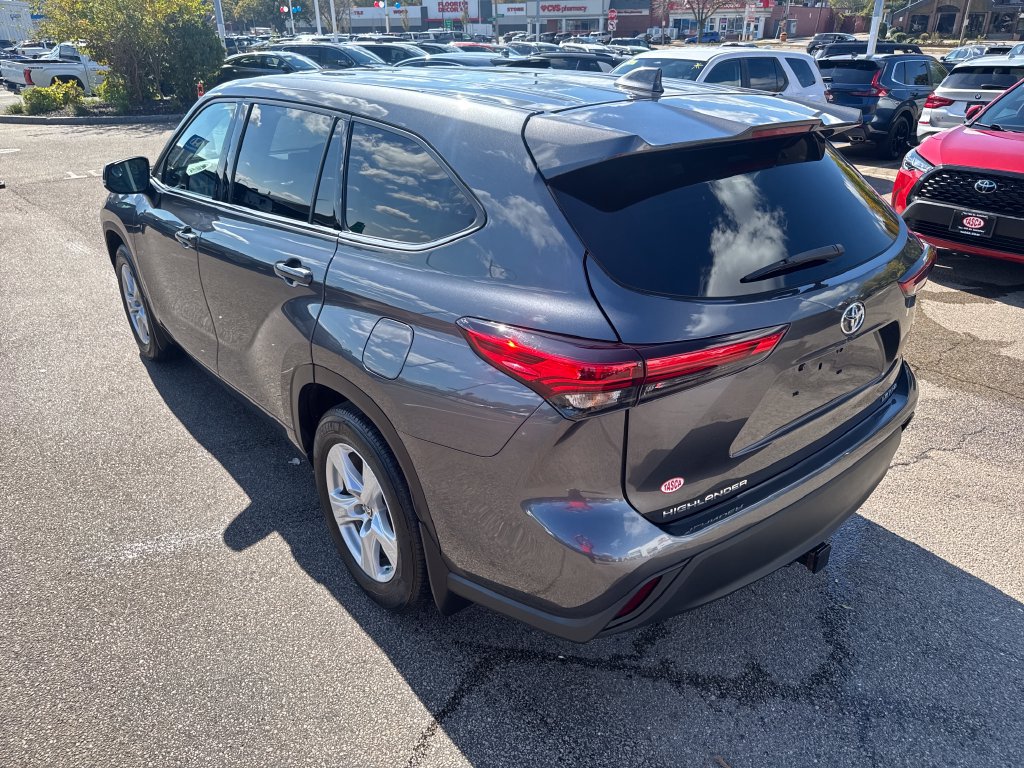 Used 2020 Toyota Highlander LE AWD/4WD image 5