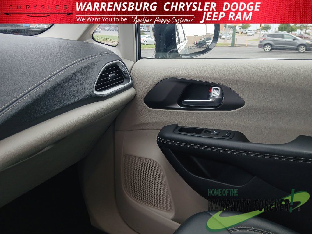 Used 2024 Chrysler Pacifica Limited FWD image 28