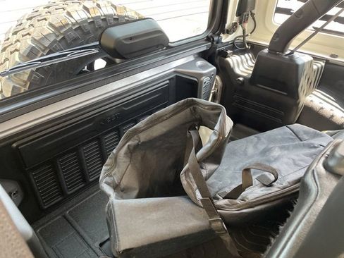 Used 2018 Jeep Wrangler Unlimited Rubicon w/ Safety Group image 19