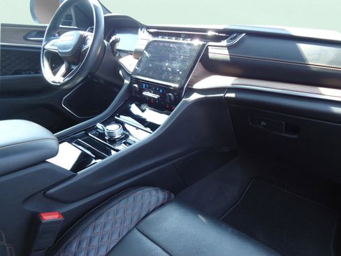 Used 2021 Jeep Grand Cherokee L Summit w/ Luxury Tech Group V image 16