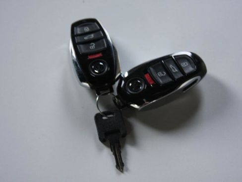 Used 2016 Volkswagen Touareg Sport image 2