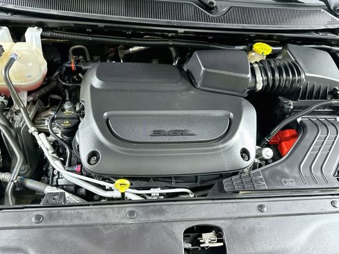 Used 2024 Chrysler Pacifica Touring-L FWD image 34