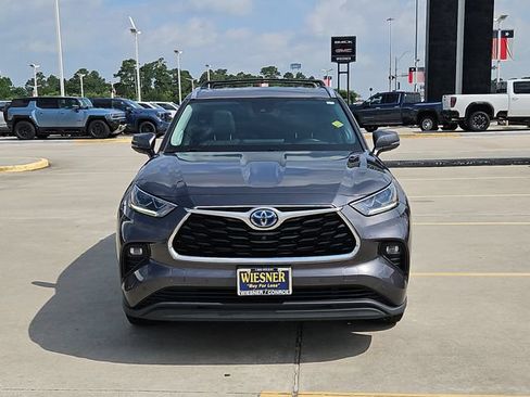 Used 2022 Toyota Highlander Limited FWD image 2
