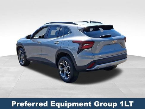 Used 2025 Chevrolet Trax LT w/ LT Convenience Package FWD image 5