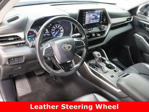 Used 2020 Toyota Highlander XLE image 13