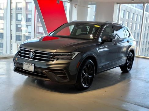 Used 2024 Volkswagen Tiguan SE w/ Panoramic Sunroof Package image 1
