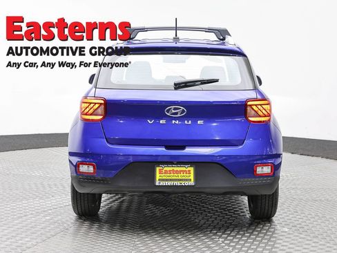 Used 2023 Hyundai Venue Limited FWD image 6