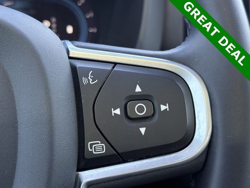 Used 2022 Volvo XC60 B5 Momentum w/ Protection Package Premier image 18