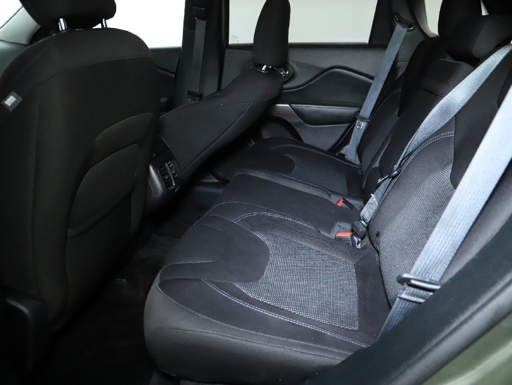 Used 2019 Jeep Cherokee Latitude w/ Popular Appearance Group AWD/4WD image 14