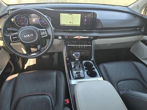 Used 2023 Kia Carnival EX image 14