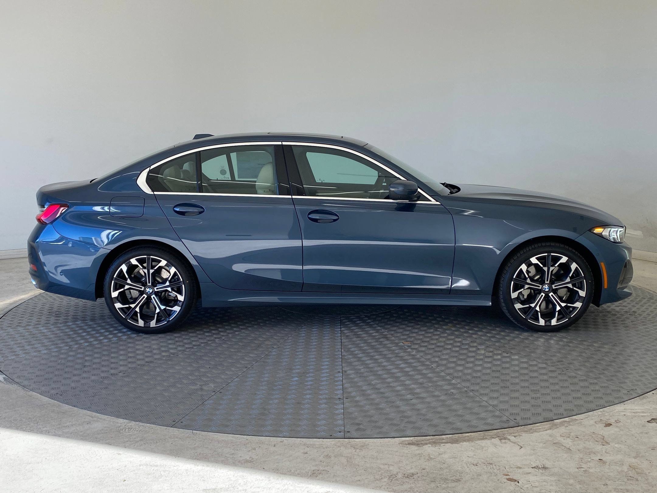 Used 2026 BMW 330i xDrive Sedan w/ Premium Package AWD/4WD image 8