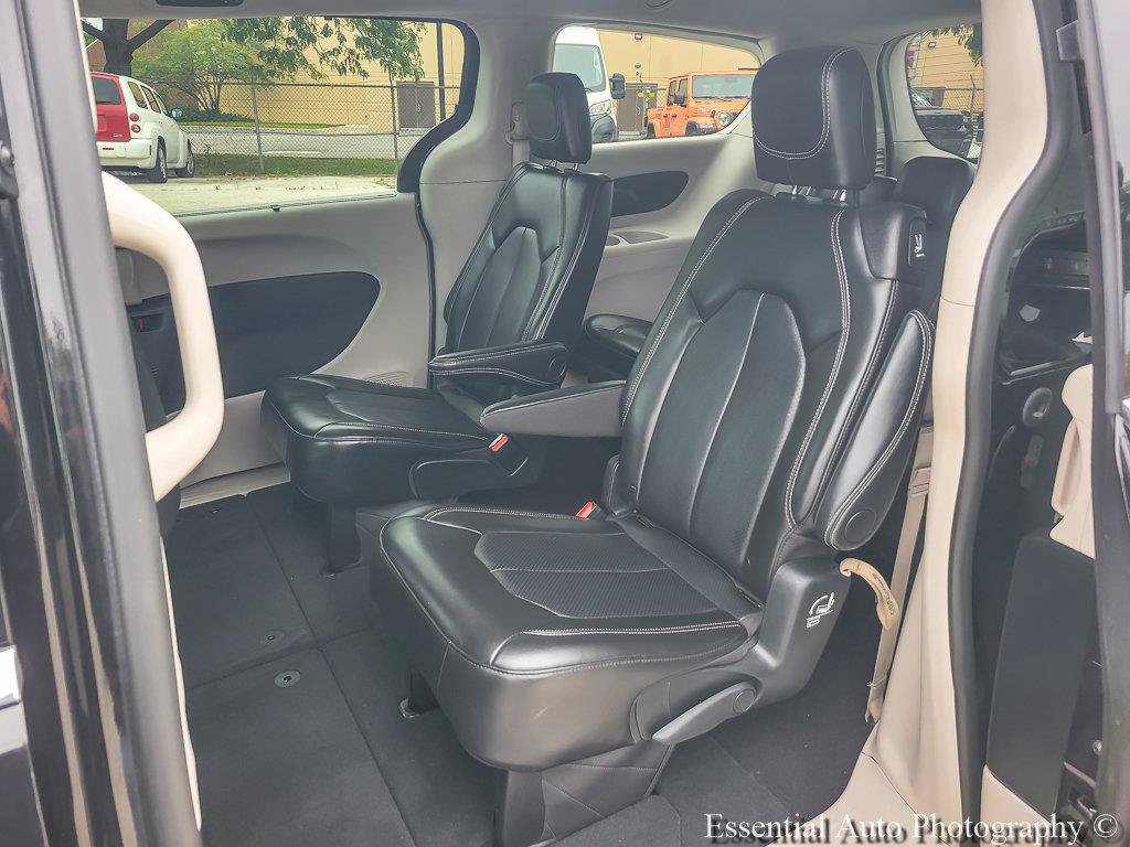 Used 2024 Chrysler Pacifica Touring-L FWD image 17