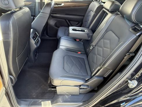 Used 2024 Volkswagen Atlas SE image 6