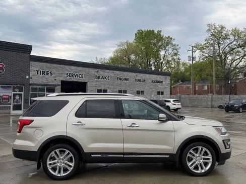 Used 2017 Ford Explorer Limited w/ Equipment Group 301A AWD/4WD image 8