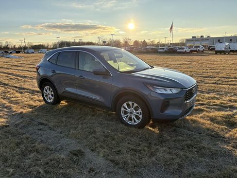 Used 2023 Ford Escape Active w/ Tech Pack #2 image 2