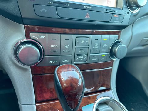 Used 2012 Toyota Highlander Limited FWD image 26