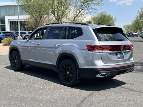 Used 2024 Volkswagen Atlas SE w/ Black Wheel Package FWD image 3