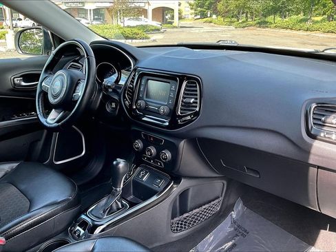 Used 2018 Jeep Compass Latitude FWD image 12
