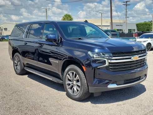 Used 2022 Chevrolet Suburban LT w/ LT Signature Plus Package RWD image 2