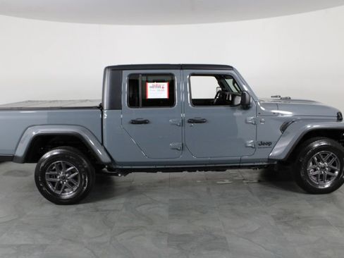 Used 2025 Jeep Gladiator Sport AWD/4WD image 14