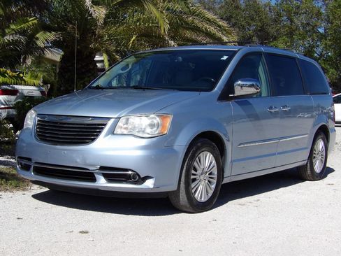 Used 2012 Chrysler Town & Country Limited w/ Luxury Group image 1