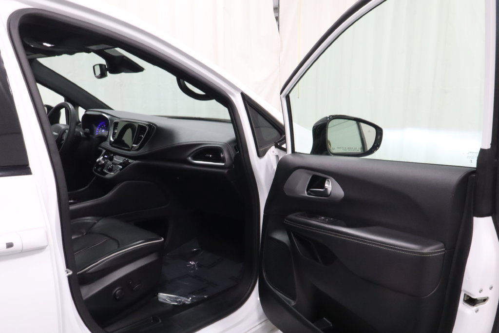 Certified 2025 Chrysler Pacifica Limited FWD image 15