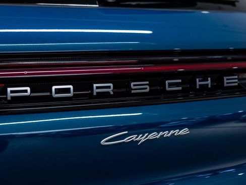 Certified 2025 Porsche Cayenne AWD/4WD image 23