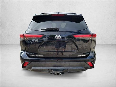 Used 2020 Toyota Highlander XLE AWD/4WD image 6