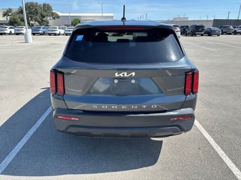 Used 2022 Kia Sorento LX FWD image 4