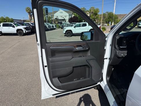 New 2026 GMC Sierra 1500 SLT w/ X31 Off-Road Package AWD/4WD image 11
