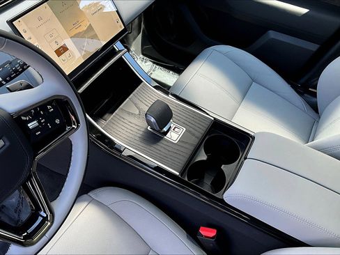 New 2026 Land Rover Range Rover Velar Dynamic SE image 8