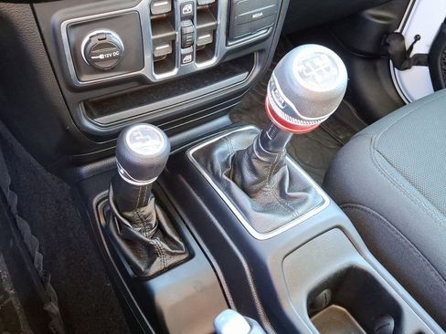 Used 2021 Jeep Gladiator Sport image 14