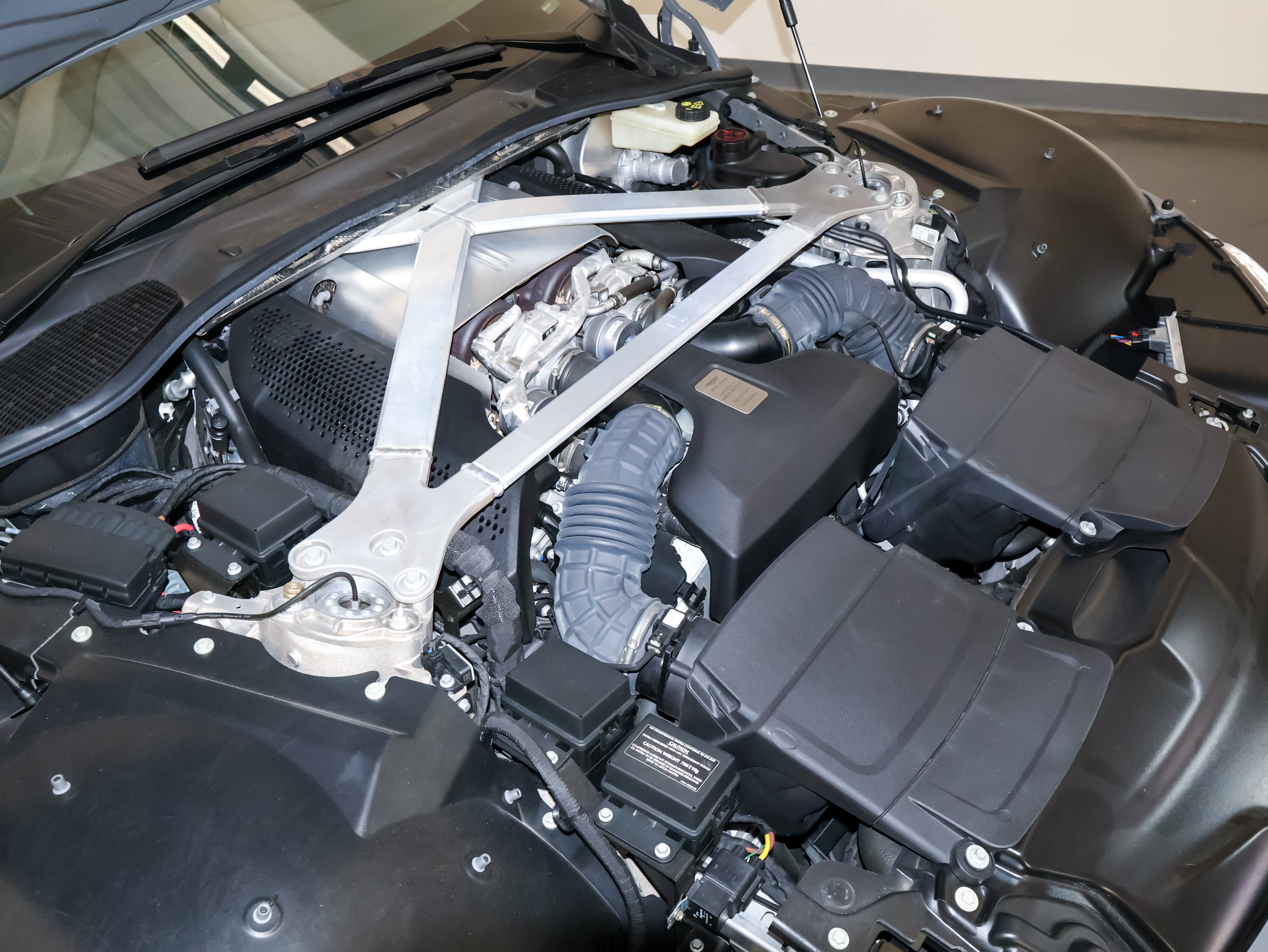 Used 2021 Aston Martin V8 Vantage Coupe RWD image 43